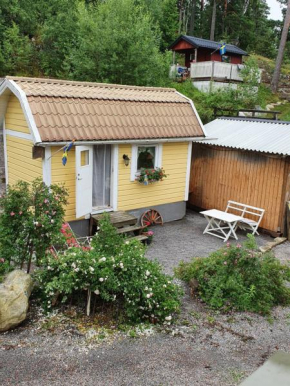 Sjönära liten stuga med sovloft, toilet in other small house, no shower, Åkersberga
